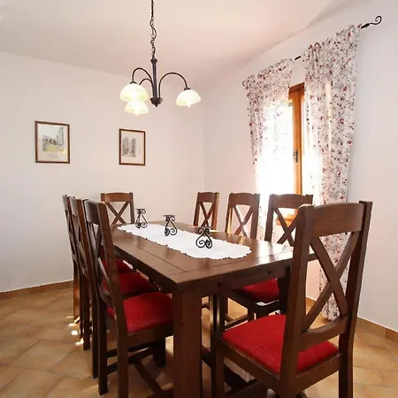 Renoviertes Steinhaus Mit Garten Und Pool Ideal Fuer Ein Erholsamen Urlaub 펜션 바슈카