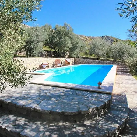 Renoviertes Steinhaus Mit Garten Und Pool Ideal Fuer Ein Erholsamen Urlaub 펜션 *