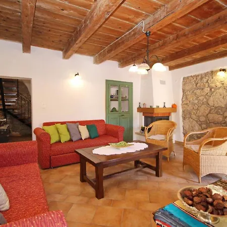 Renoviertes Steinhaus Mit Garten Und Pool Ideal Fuer Ein Erholsamen Urlaub *
